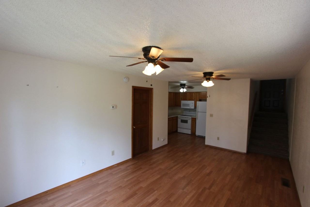 2645 N Valley View Rd - Photo 4 of 11