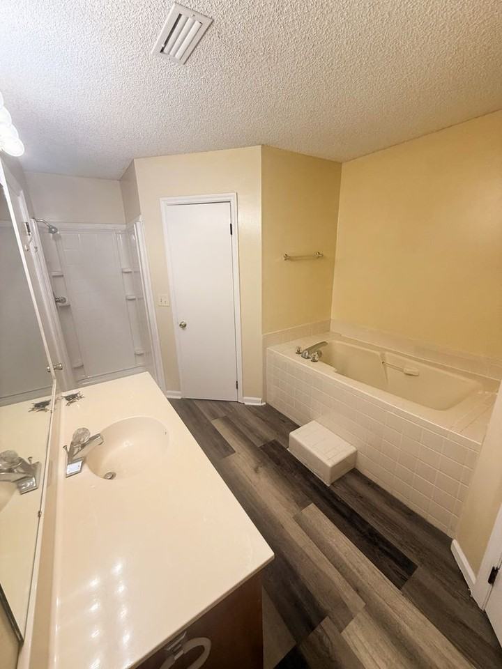 323 Jennifer Cir - Photo 2 of 9