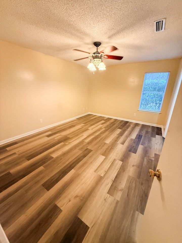 323 Jennifer Cir - Photo 3 of 9