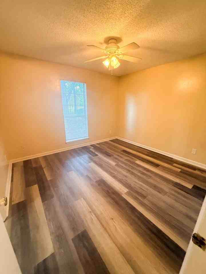323 Jennifer Cir - Photo 4 of 9