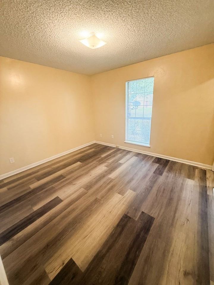 323 Jennifer Cir - Photo 5 of 9
