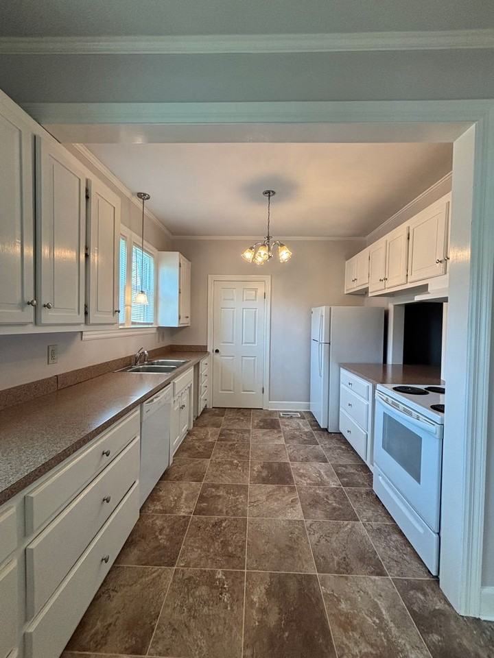 104 Fairway Dr - Photo 4 of 17