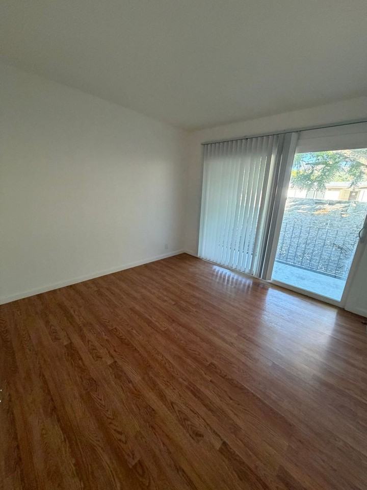 821 821 -827 Robinson Street - Photo 5 of 6