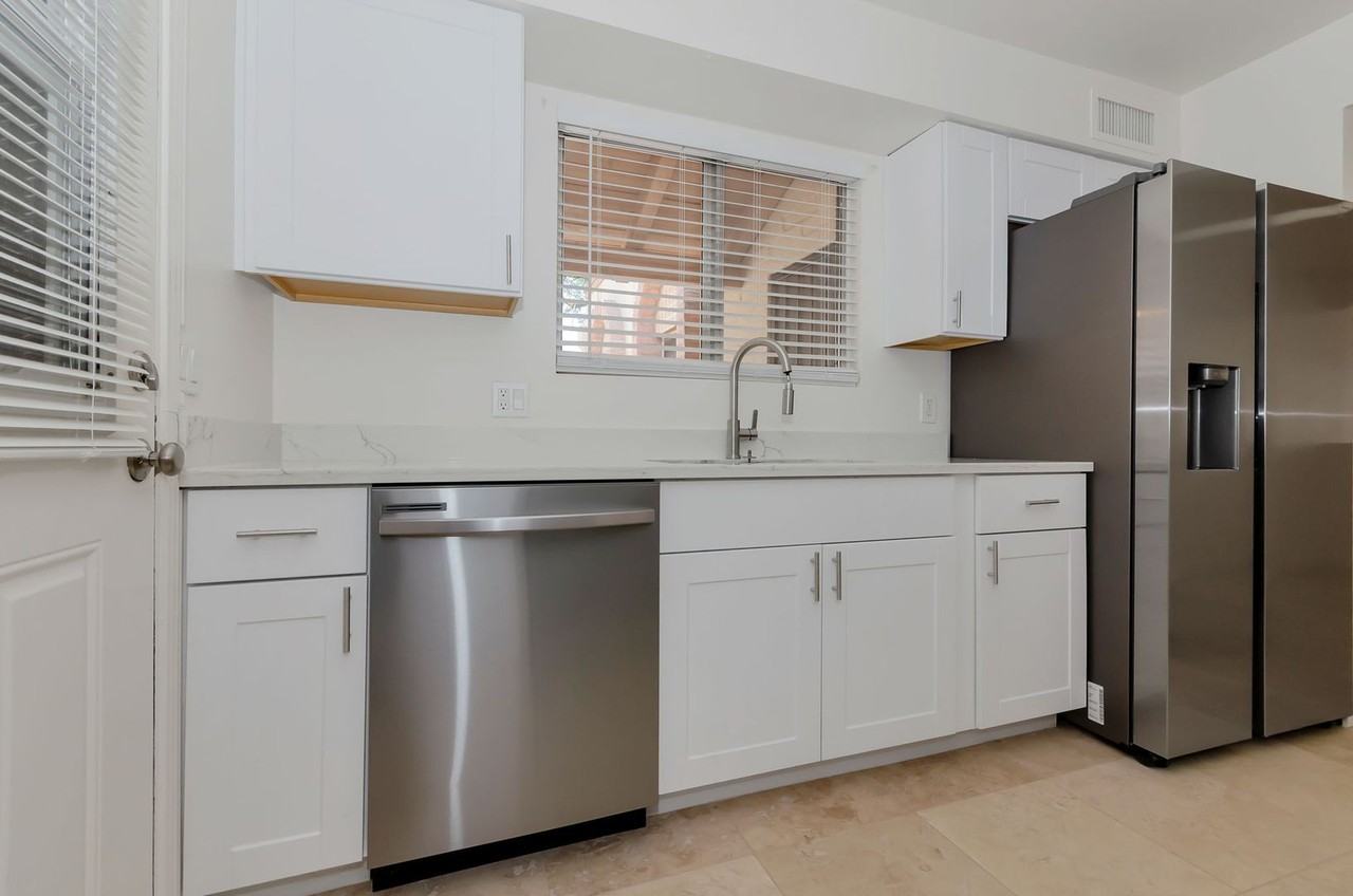 2720 N Beverly Ave - Photo 6 of 19