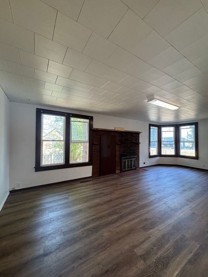 407 N Lincoln St - Photo 3 of 14