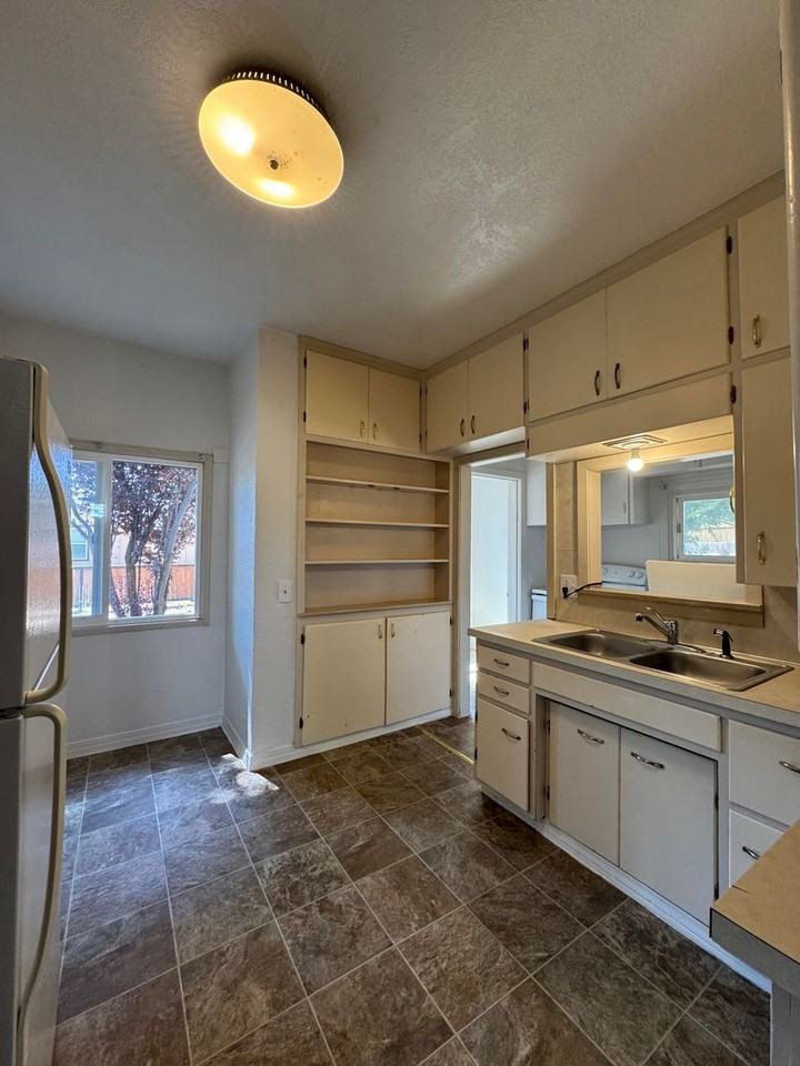 407 N Lincoln St - Photo 7 of 14