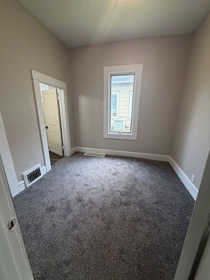 513 E Colorado Ave - Photo 7 of 11