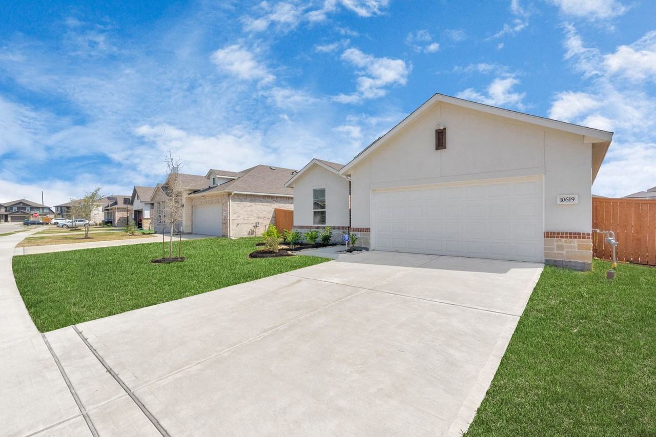 10515 Moon Valley Ln - Photo 3 of 40