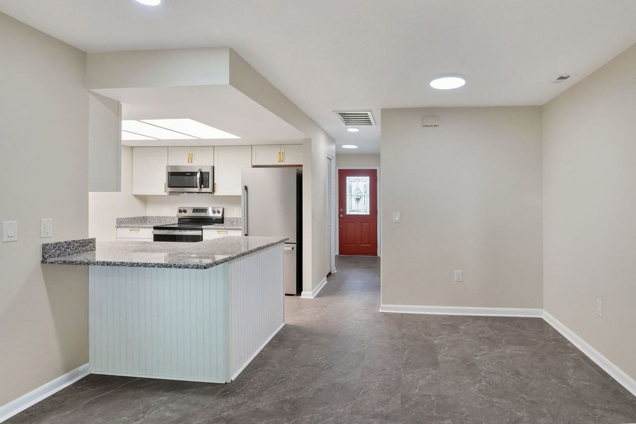 1201 Burlington Ct - Photo 4 of 43