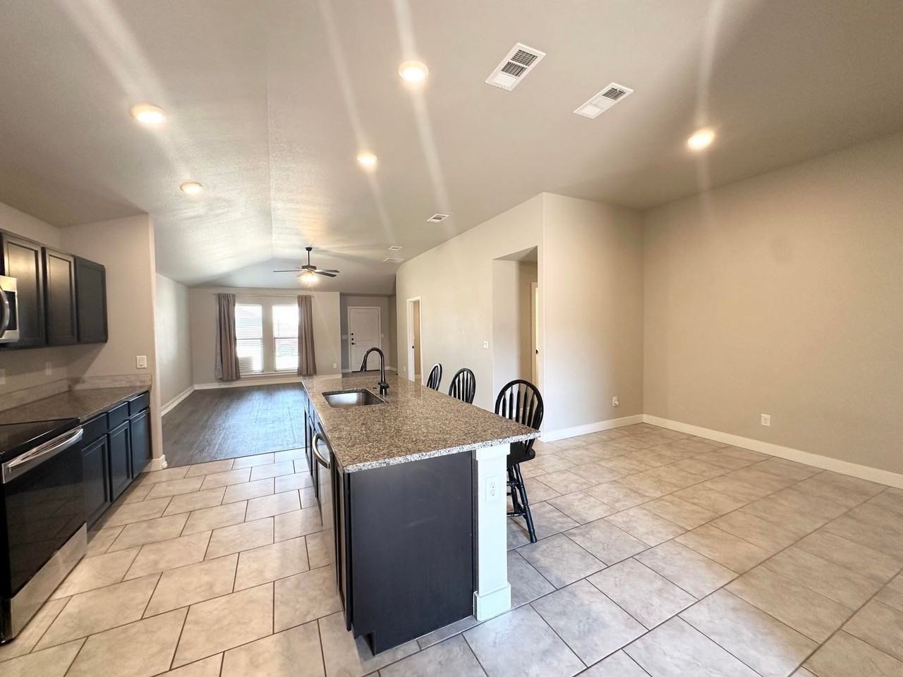 6802 Stake Ave - Photo 5 of 12