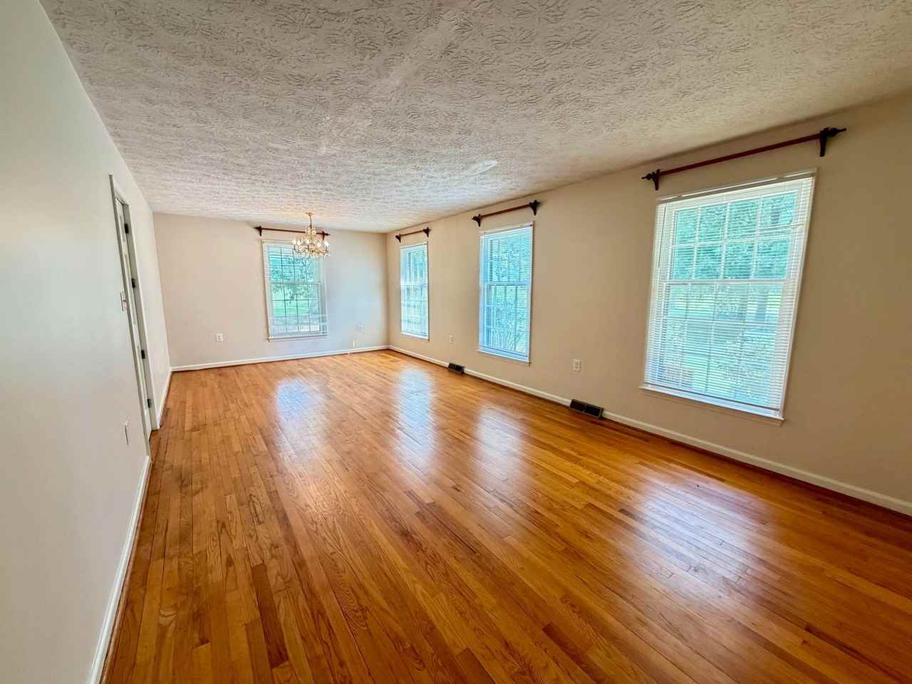 1168 Boyd St - Photo 2 of 16