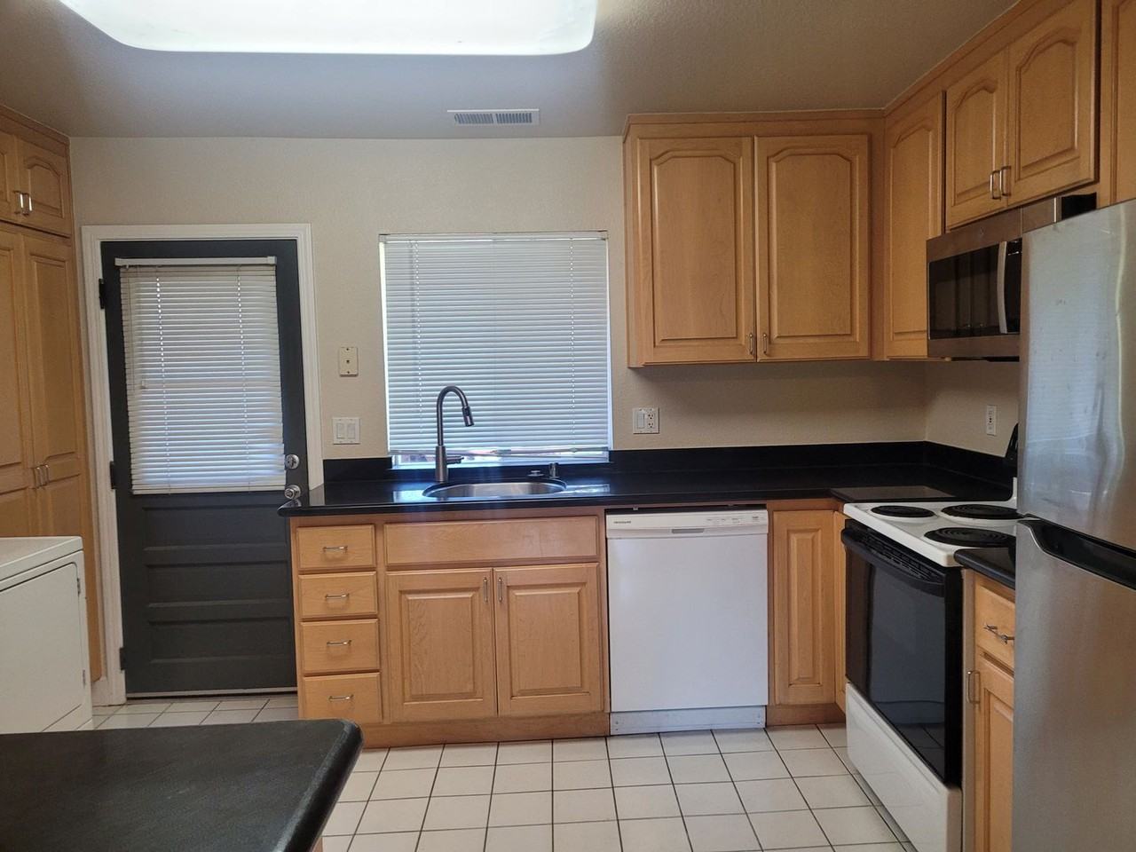 1908 Hackett Ave - Photo 4 of 23