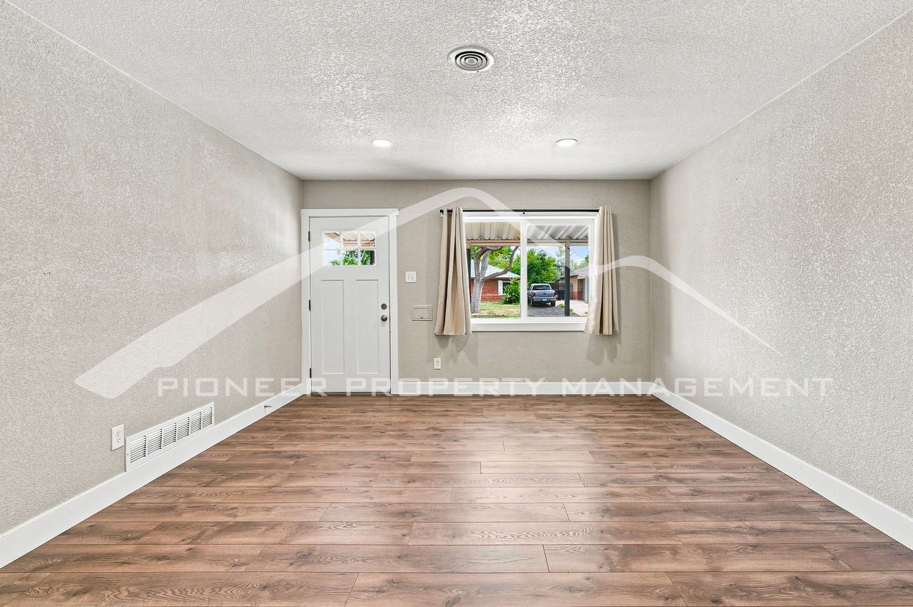 1235 Scranton St - Photo 2 of 27