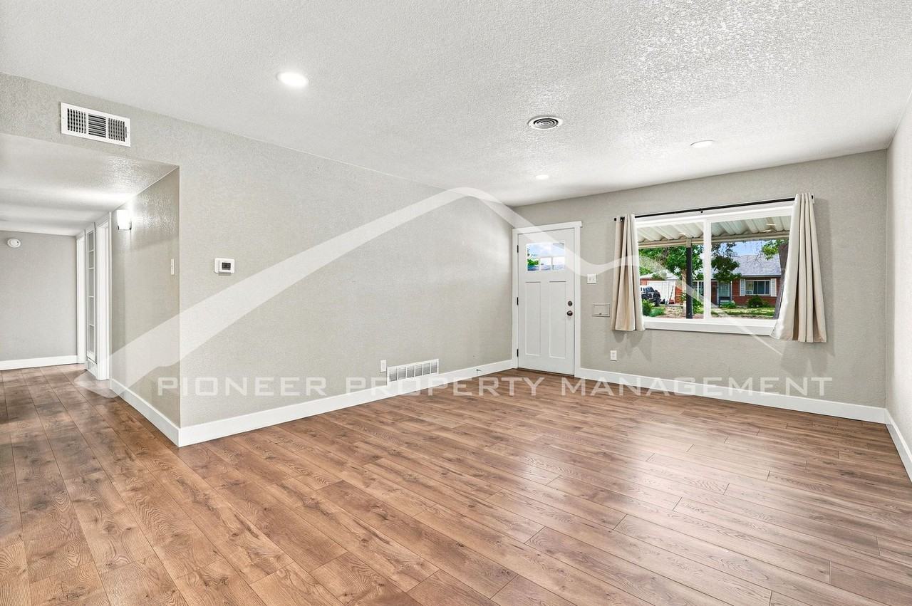 1235 Scranton St - Photo 3 of 27