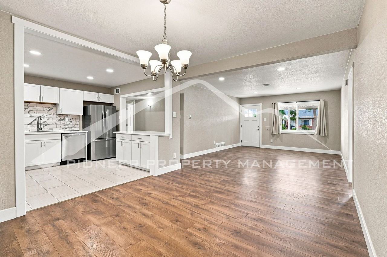 1235 Scranton St - Photo 6 of 27