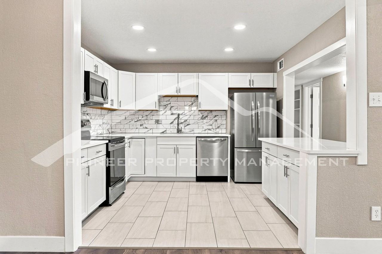 1235 Scranton St - Photo 7 of 27
