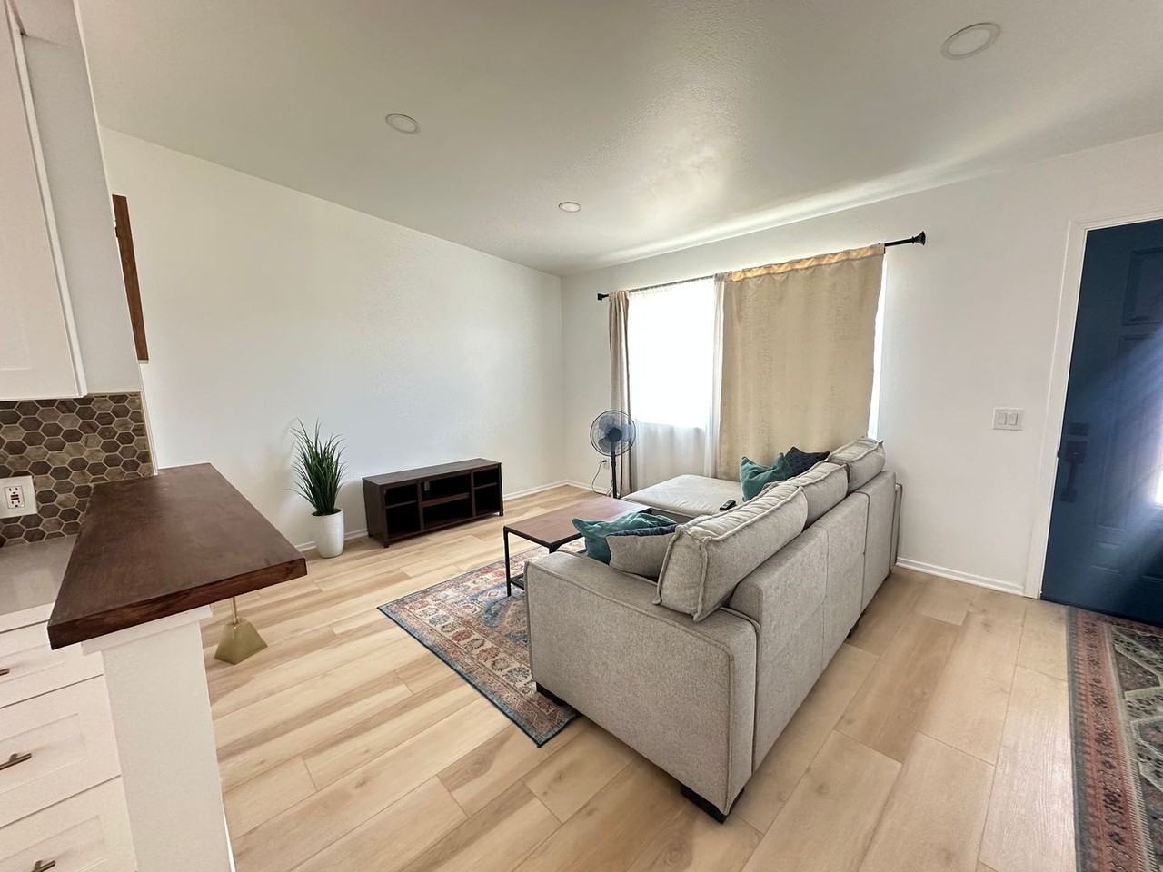 5746 Halsey Ave - Photo 3 of 18