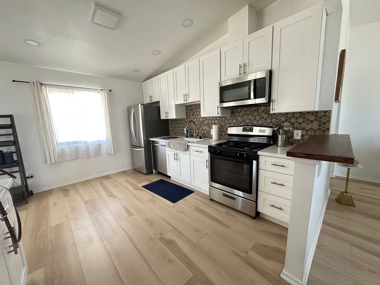 5746 Halsey Ave - Photo 4 of 18