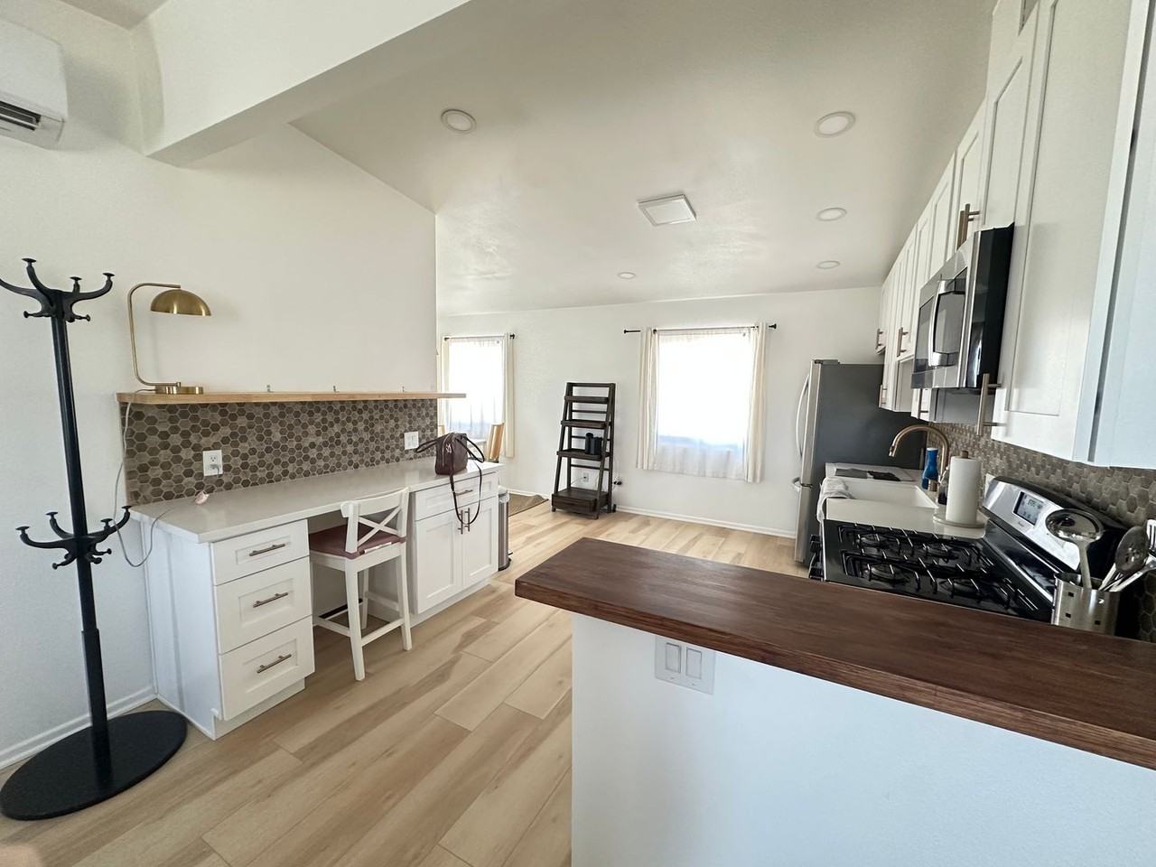 5746 Halsey Ave - Photo 5 of 18