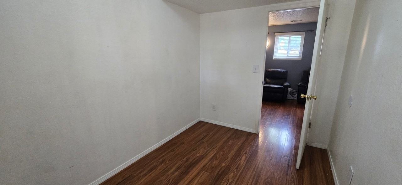 566 Voiles Dr #1 - Photo 4 of 8