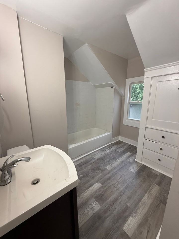 13810 Bartlett Ave - Photo 3 of 8