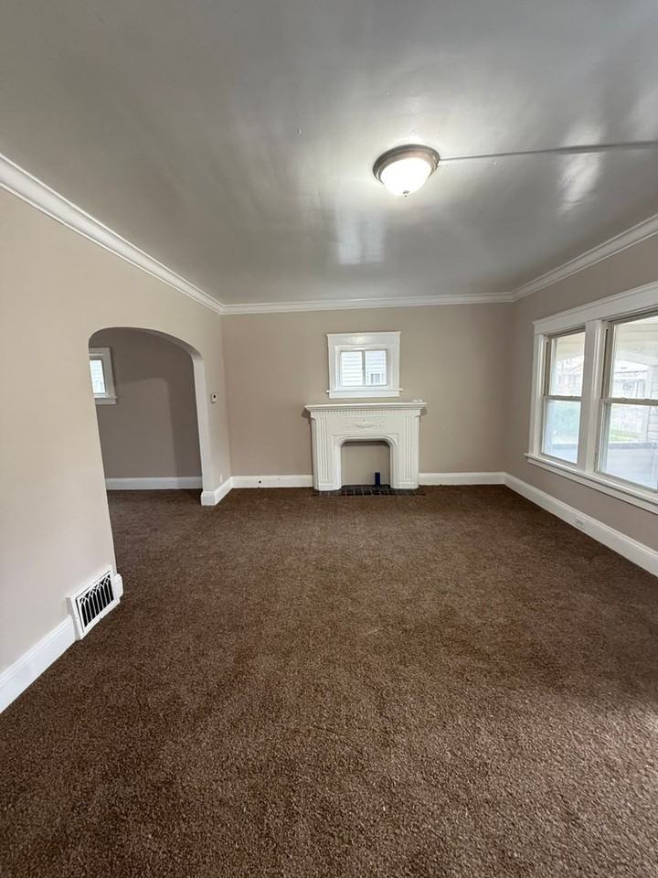 13810 Bartlett Ave - Photo 4 of 8