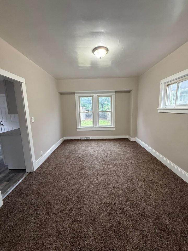 13810 Bartlett Ave - Photo 5 of 8