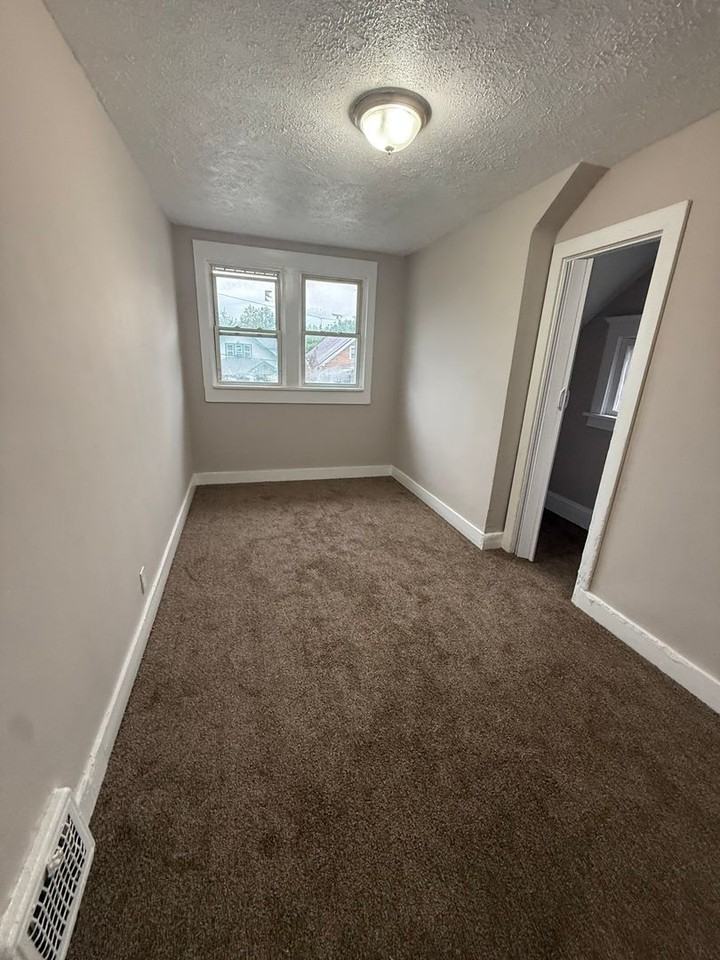 13810 Bartlett Ave - Photo 6 of 8