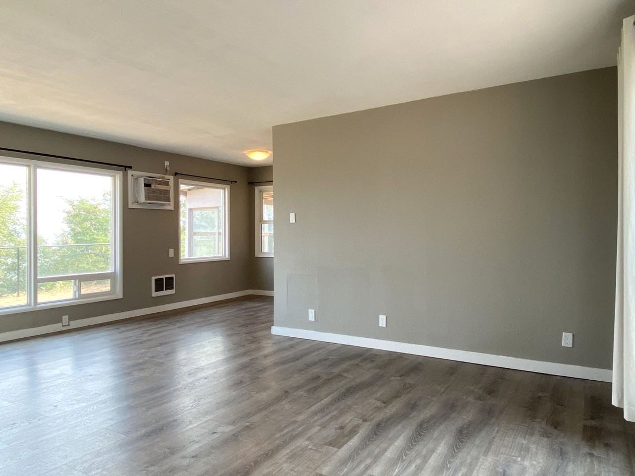 2207 E 10th St - Photo 4 of 22