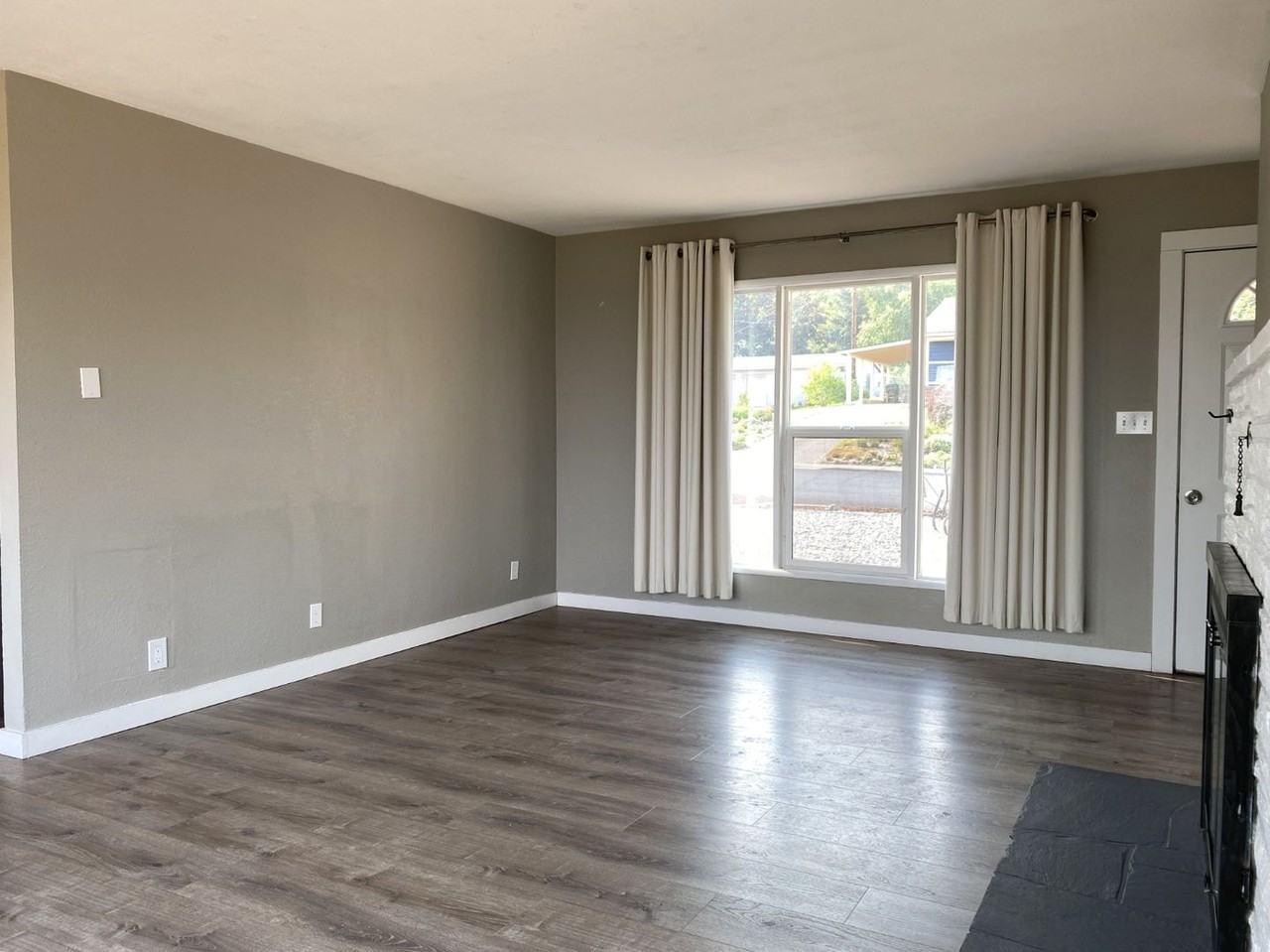 2207 E 10th St - Photo 5 of 22