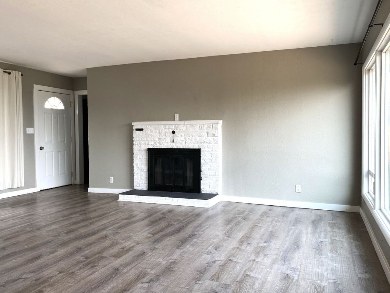 2207 E 10th St - Photo 6 of 22