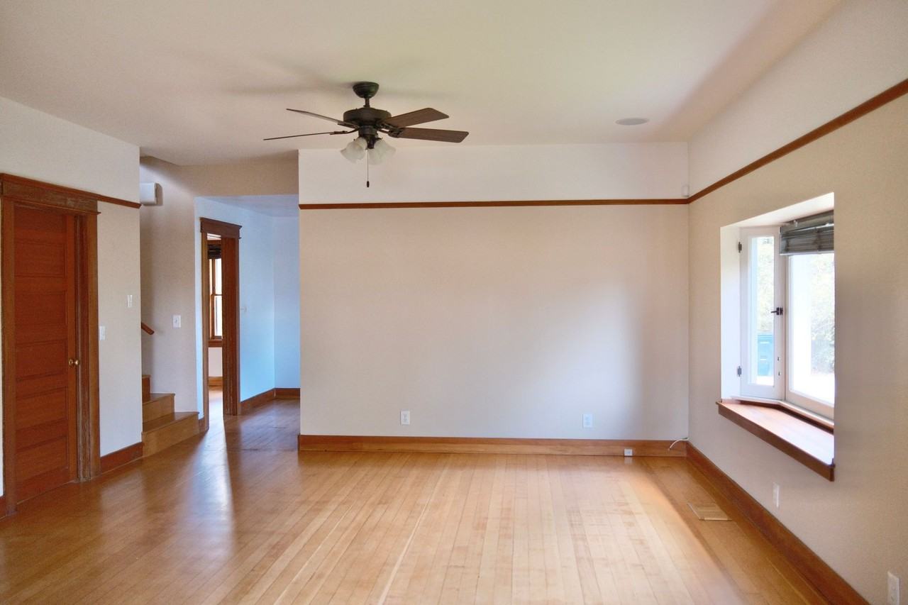 6433 Crescent St - Photo 6 of 35