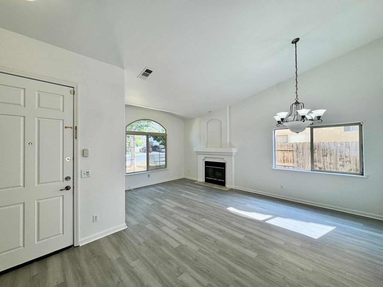 528 Burgundy St - Photo 2 of 13