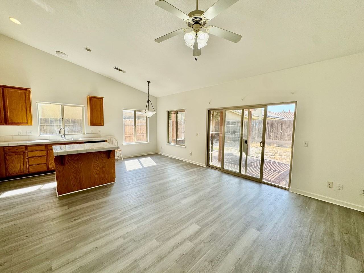 528 Burgundy St - Photo 3 of 13