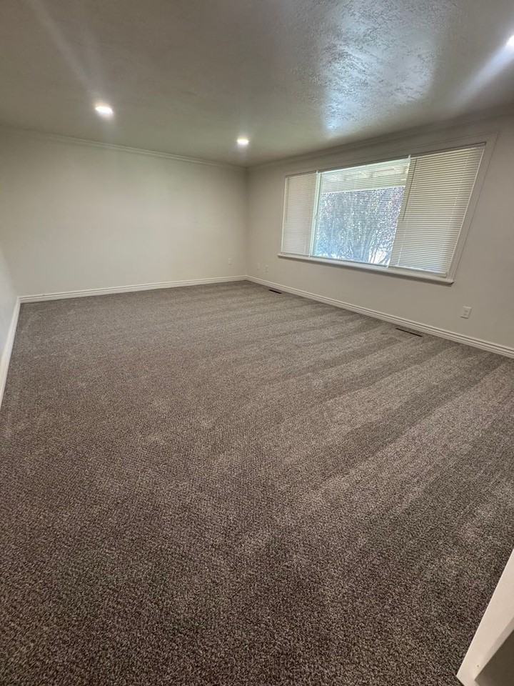 754 W 4000 N - Photo 5 of 19