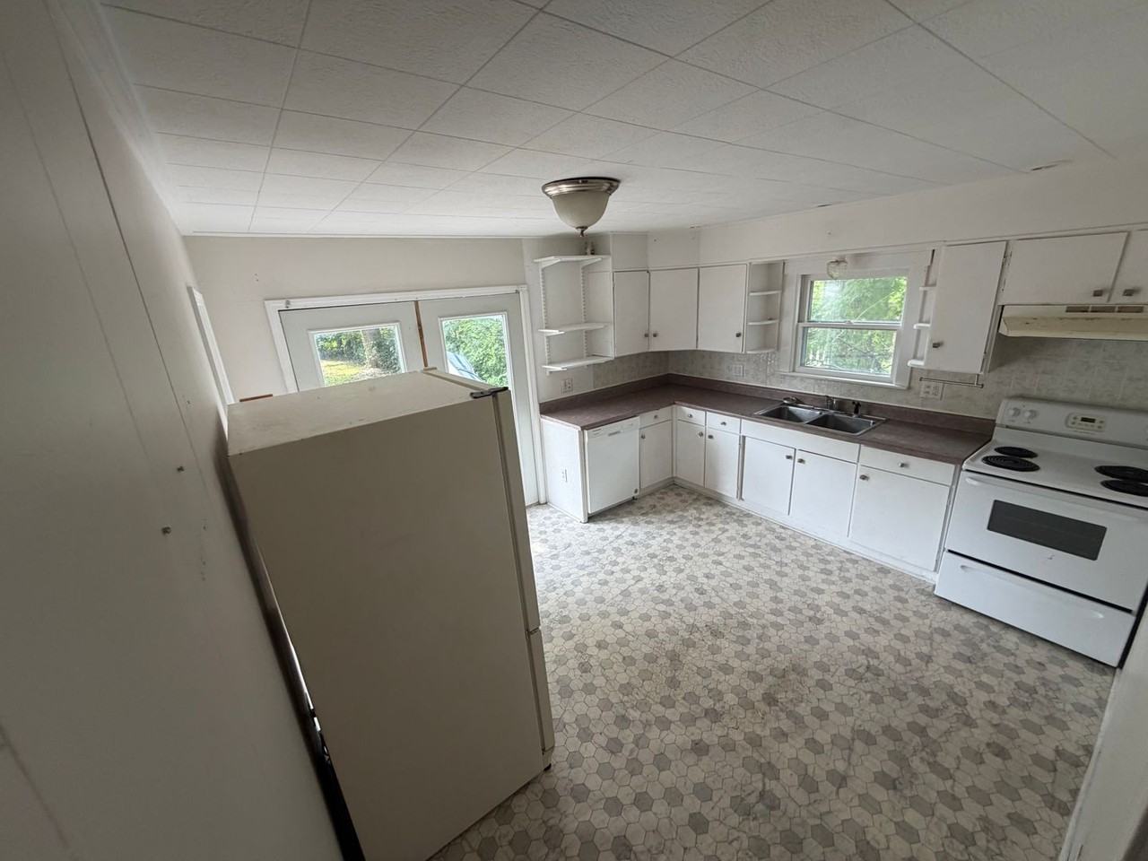 708 E Black Ave - Photo 6 of 7