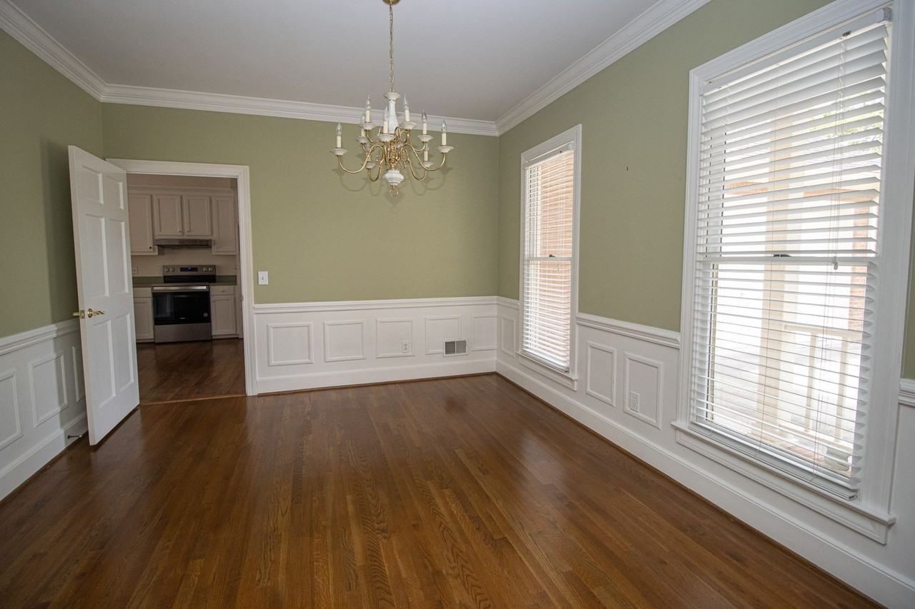 2220 Montclair Dr - Photo 4 of 44