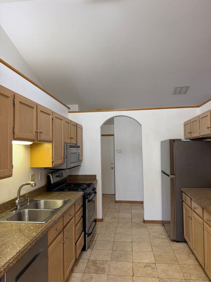 460 Palmetto Dr - Photo 4 of 20