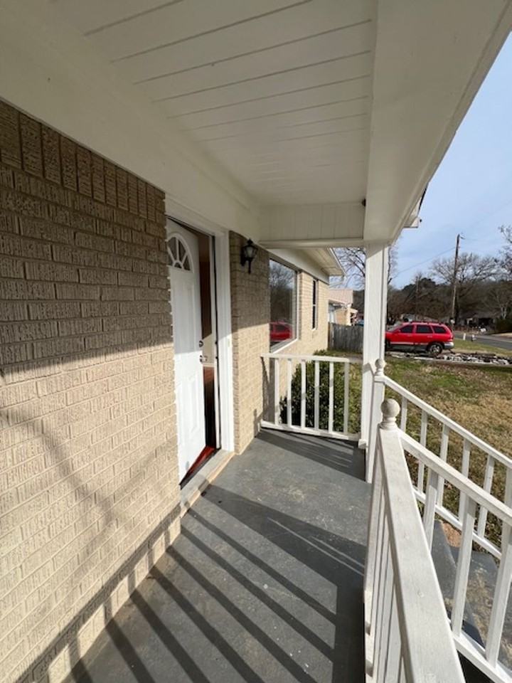 810 Woodlawn Ave - Photo 3 of 20