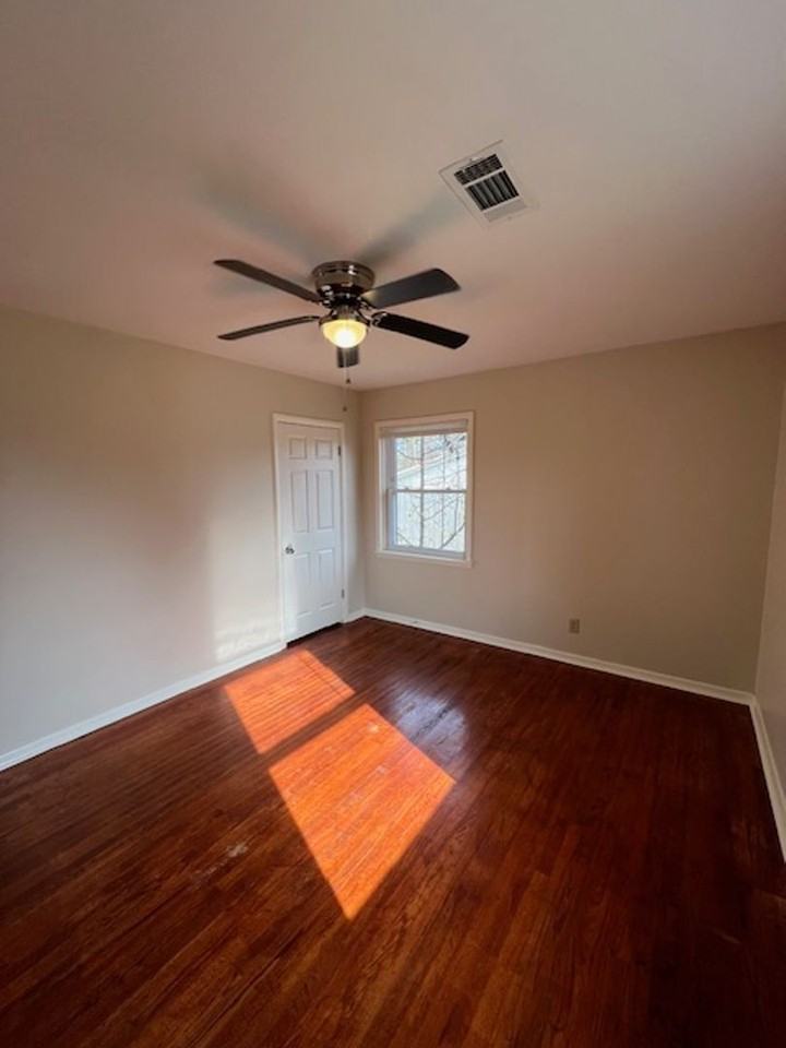810 Woodlawn Ave - Photo 4 of 20