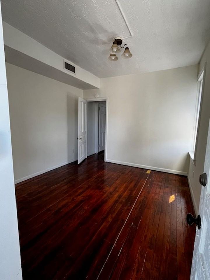 139 E Philadelphia St - Photo 3 of 9