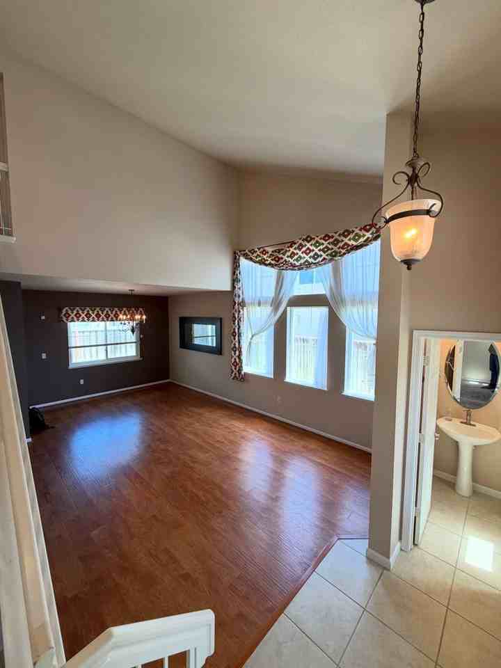720 Legends Pl - Photo 3 of 40