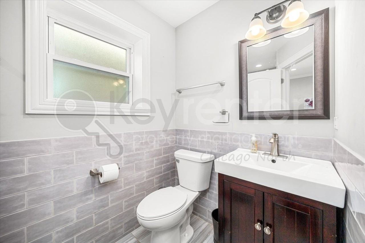 4230 N Oriole Ave - Photo 3 of 33