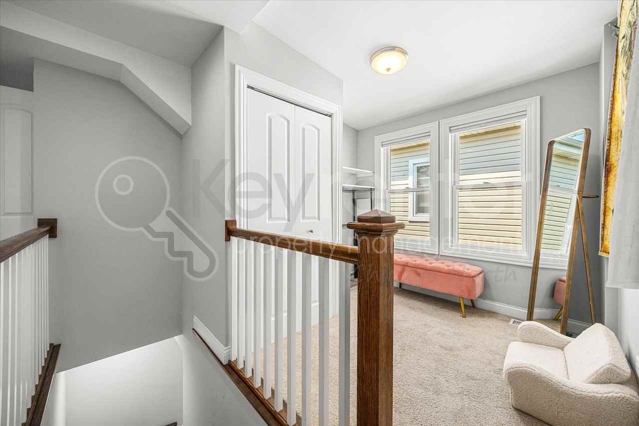 4230 N Oriole Ave - Photo 5 of 33
