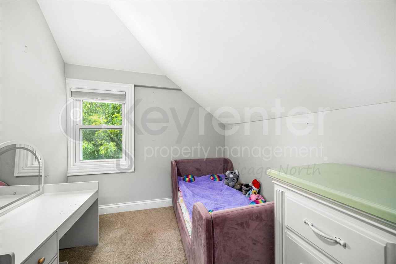 4230 N Oriole Ave - Photo 6 of 33
