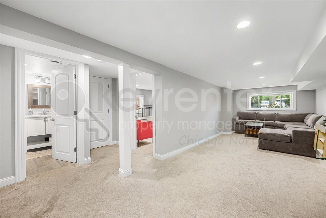 4230 N Oriole Ave - Photo 7 of 33