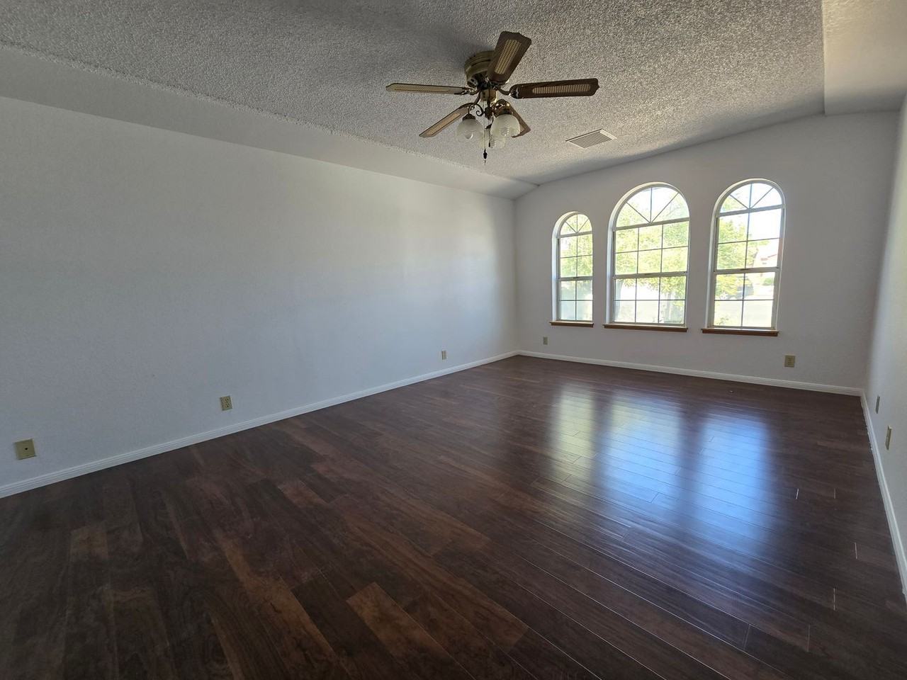 905 Cimarron Ct - Photo 3 of 11