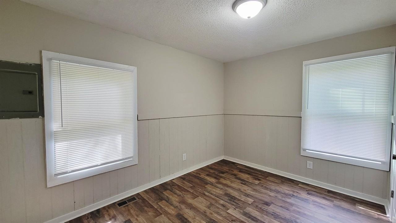 1306 Ragan Ave - Photo 4 of 12