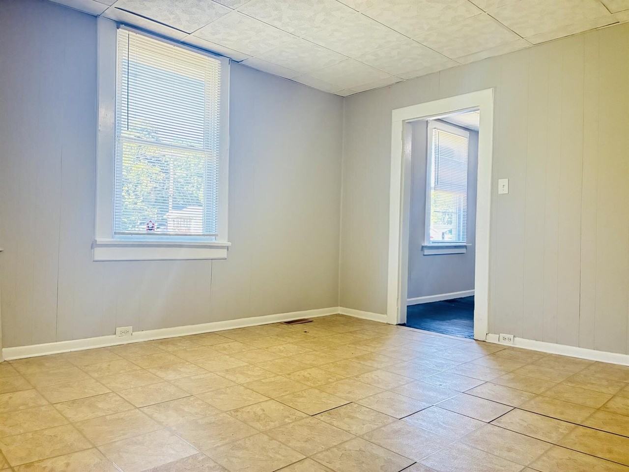 419 N Broad St - Photo 4 of 23