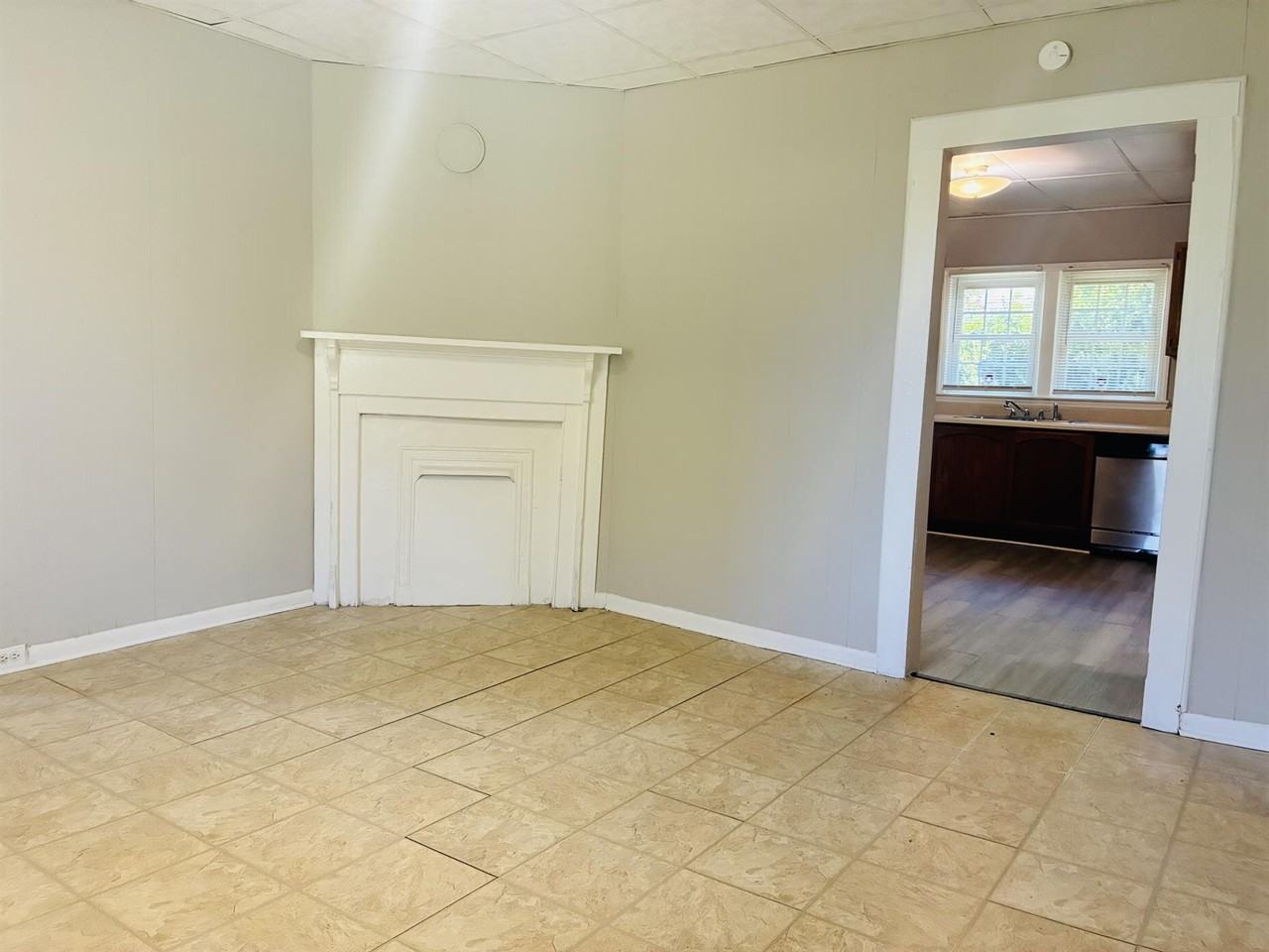 419 N Broad St - Photo 5 of 23